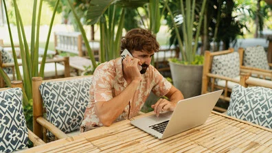 Успешна workcation почивка: Как да работиш от плажа и да запечаташ най-хубавите си спомени с УМЕН бюджет