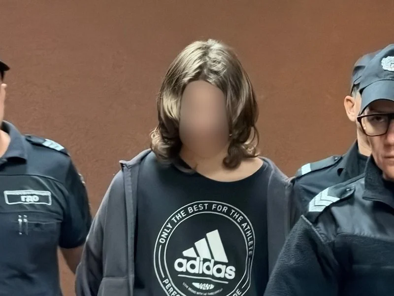 14-годишният, арестуван за убийството на майка си, нарисувал пентаграм над трупа ѝ, сега бил в депресия (обзор)