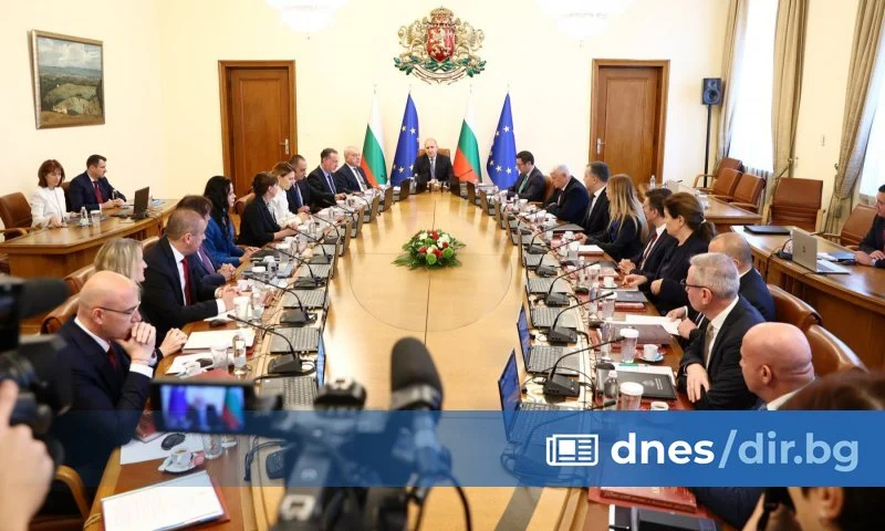 Правителството пренасочва пари за Украйна от оръжия към българското малцинство