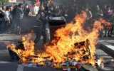 Протестанти от всички страни, не палете бабите!