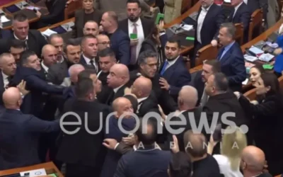 Сблъсъци и бой между депутати в албанския парламент (ВИДЕО)