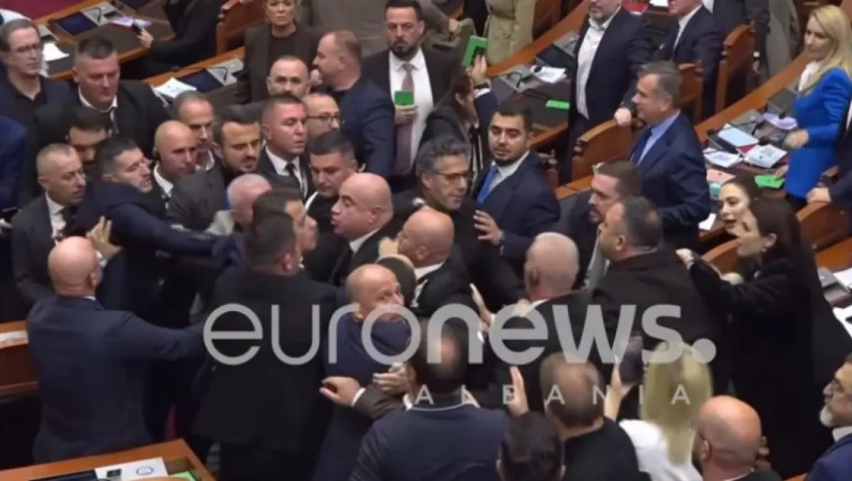 Сблъсъци и бой между депутати в албанския парламент (ВИДЕО)