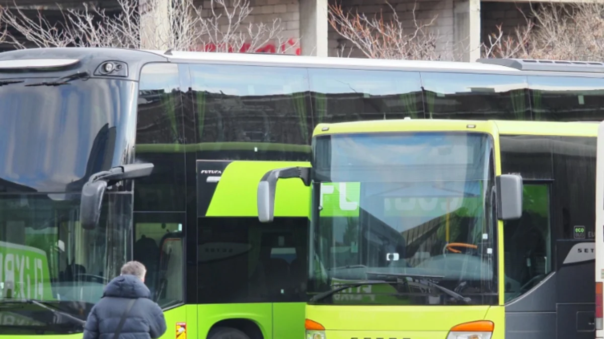 „Това е позор“: Автобуси от Северна Македония отидоха за митинг на Вучич за „Обединена Сърбия“ (ВИДЕО)