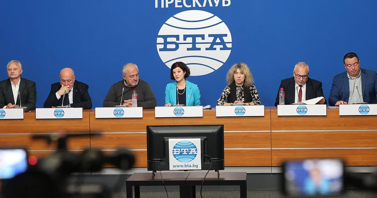 ;Въвеждането на един учебник е първа стъпка към диктатура.; Учени от СУ и БАН се обявиха против идея на Радев
