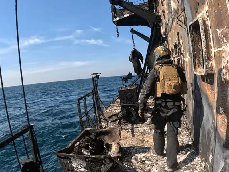 Вижте как военните обследват атакувания в икономическата ни зона кораб „Ейбъл“ (Видео)