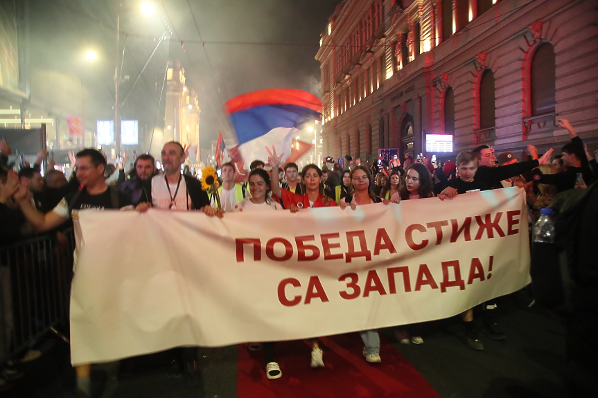 „Вучич си отива“. Хиляди подкрепиха студентите на последния митинг преди изборите в Сърбия