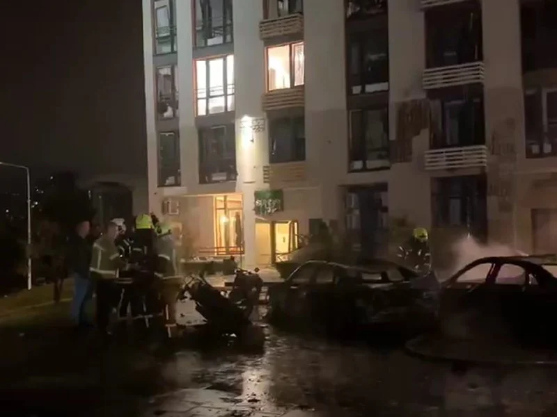 Двама загинаха, а най-малко 7 бяха ранени при руски удар в Киев (Видео)
