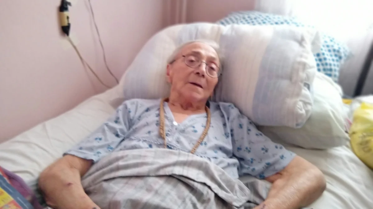 90-годишната д-р Величка Младенова има нужда от помощ, за да продължи да служи на хората