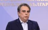 „Знам, че имате достойнство“: Асен Василев призова Доцова за оставка и пита защо Радев мълчи за Колтуклиева (ВИДЕО)