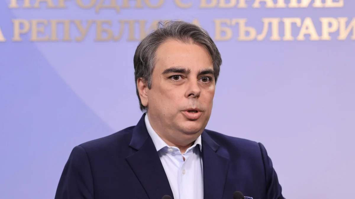 Асен Василев: Доцова да подаде оставка от разкаяние, не под натиск