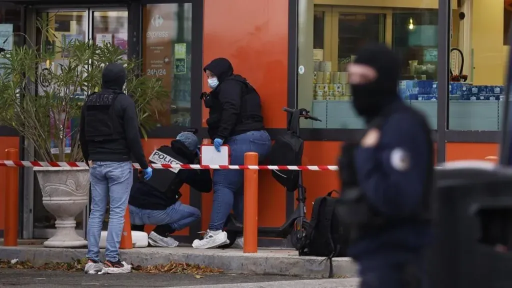 Ужас край Париж: 12-годишно момиче простреляно осем пъти, Макрон обяви терористична атака
