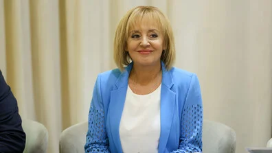 Мая Манолова получи сигнали за високи цени на ученически екскурзии, лекарства и услуги