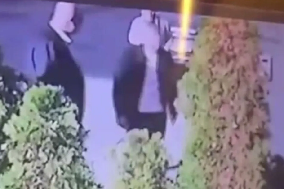 ВИДЕО: Кадри показват влизането на тримата задържани за убийството в дома на Слави Бинев