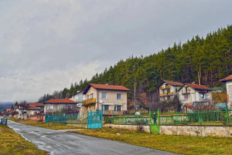 Къщи край златната река. Село над София става имотен коз