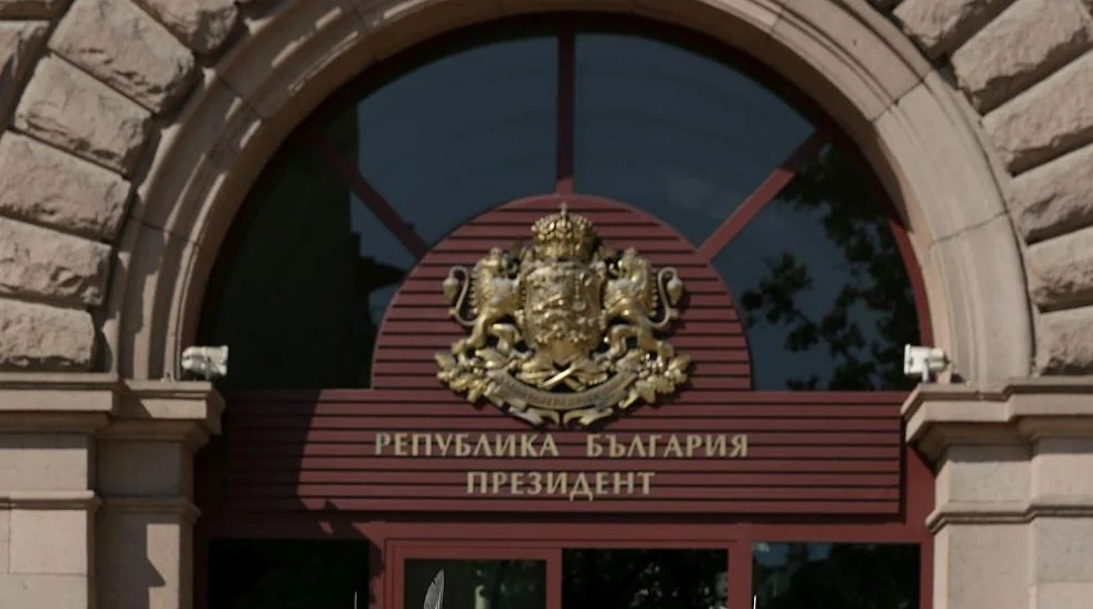 Илияна Йотова отличава трима офицери с президентския знак
