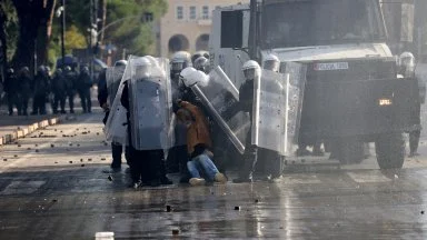 Протестиращи в Тирана хвърляха камъни, полицията отговори със сълзотворен газ (снимки)