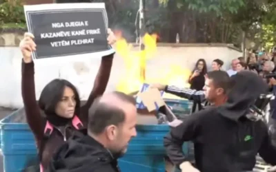 Сблъсъци в Тирана: Полицията използва водни оръдия след атака с камъни по правителствени сгради