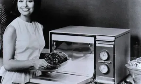 Първата домашна микровълнова фурна излиза през 1955 г
