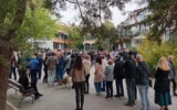 Изборна треска обхвана Сърбия. Хората чакат на опашки от сутринта