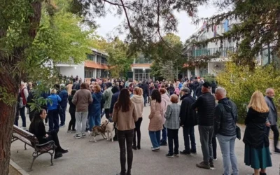 Изборна треска обхвана Сърбия. Хората чакат на опашки от сутринта