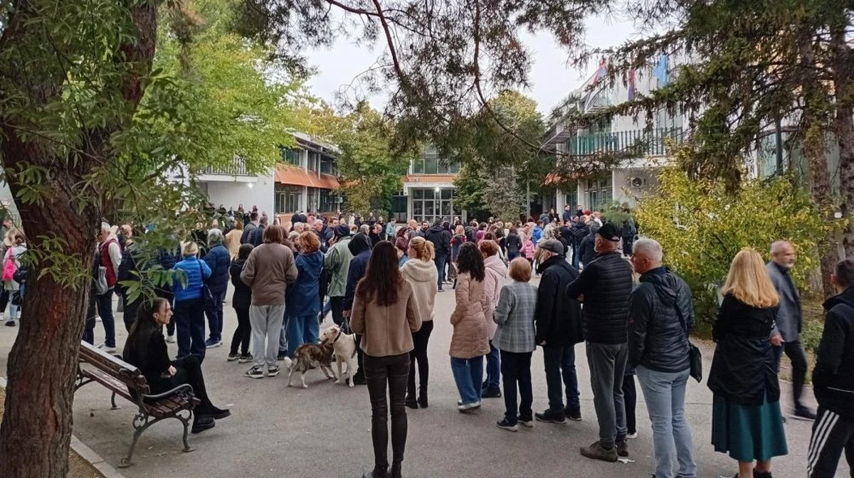 Изборна треска обхвана Сърбия. Хората чакат на опашки от сутринта