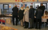 Докато в България секциите са празни, в Сърбия чакат на опашки