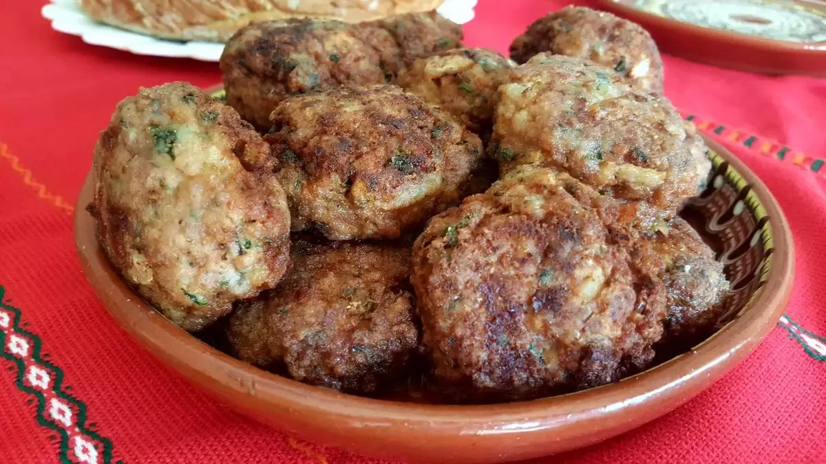 Суров или запържен лук в кюфтетата? Единият прави чудеса с вкуса