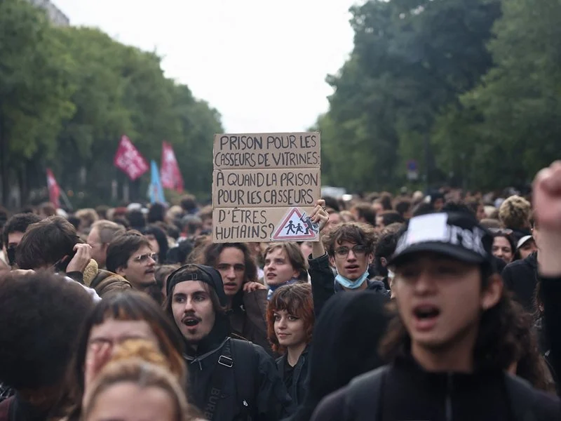 Франция се готви да спре достъпа до социални мрежи заради протестите