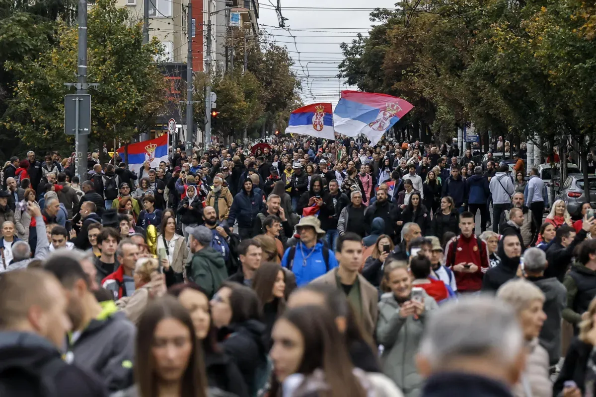 Нападения, маскирани мъже и заплахи белязаха началото на изборния ден в Сърбия