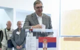 Опашки се извиват пред секциите в Сърбия, Вучич чака час и половина