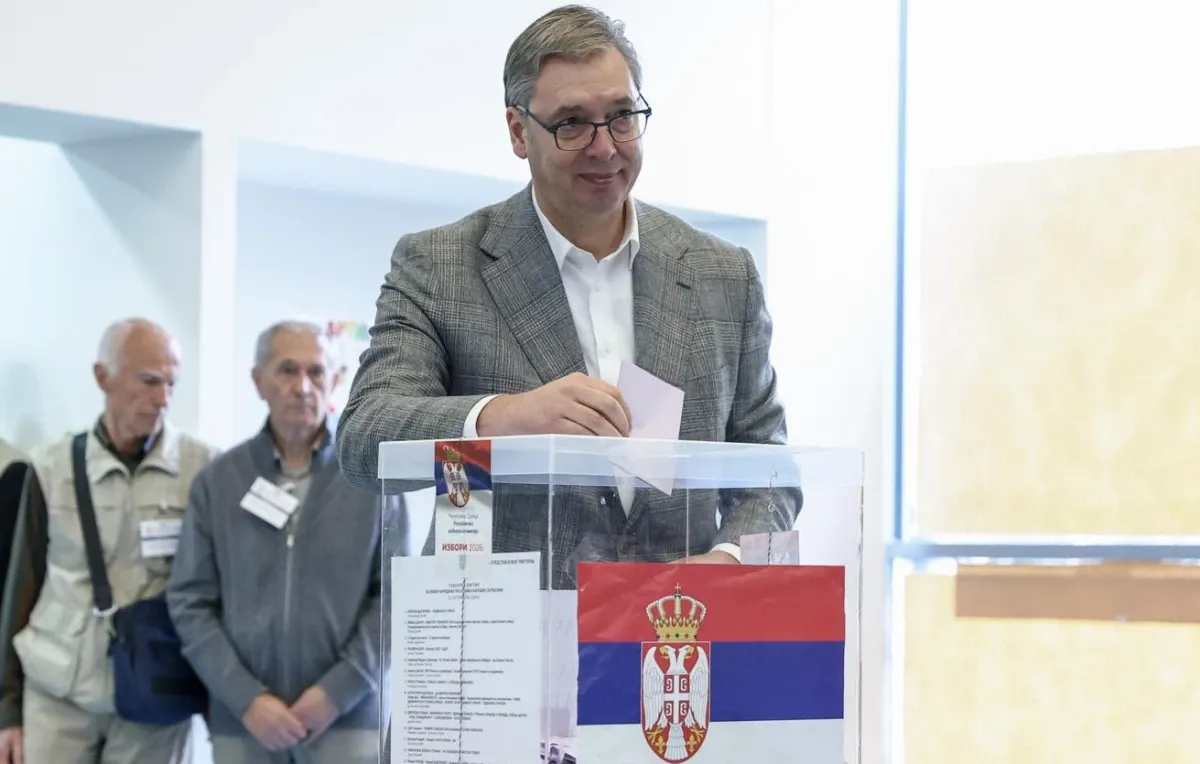 Опашки се извиват пред секциите в Сърбия, Вучич чака час и половина