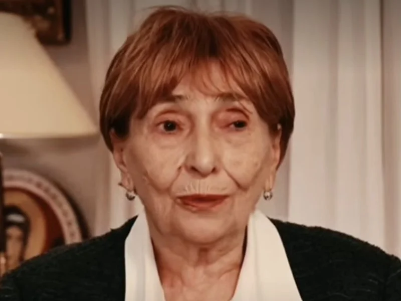 Нападнаха 80-годишната майка на Вучич пред избирателна секция в Белград