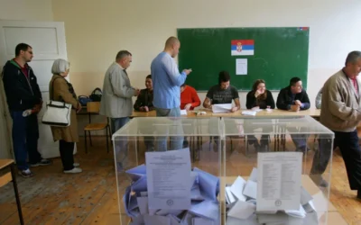Камъни срещу журналисти и бой: Сръбските избори преминават с висока активност, напрежение и купуване на гласове (ВИДЕА)