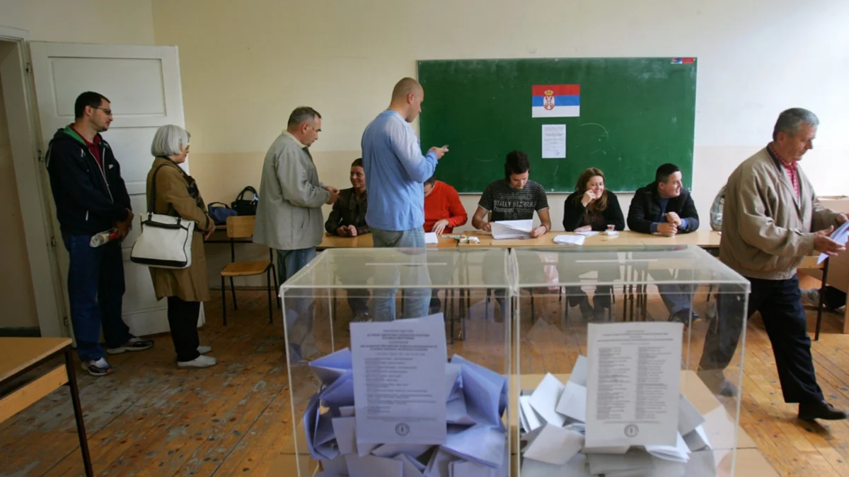 Камъни срещу журналисти и бой: Сръбските избори преминават с висока активност, напрежение и купуване на гласове (ВИДЕА)