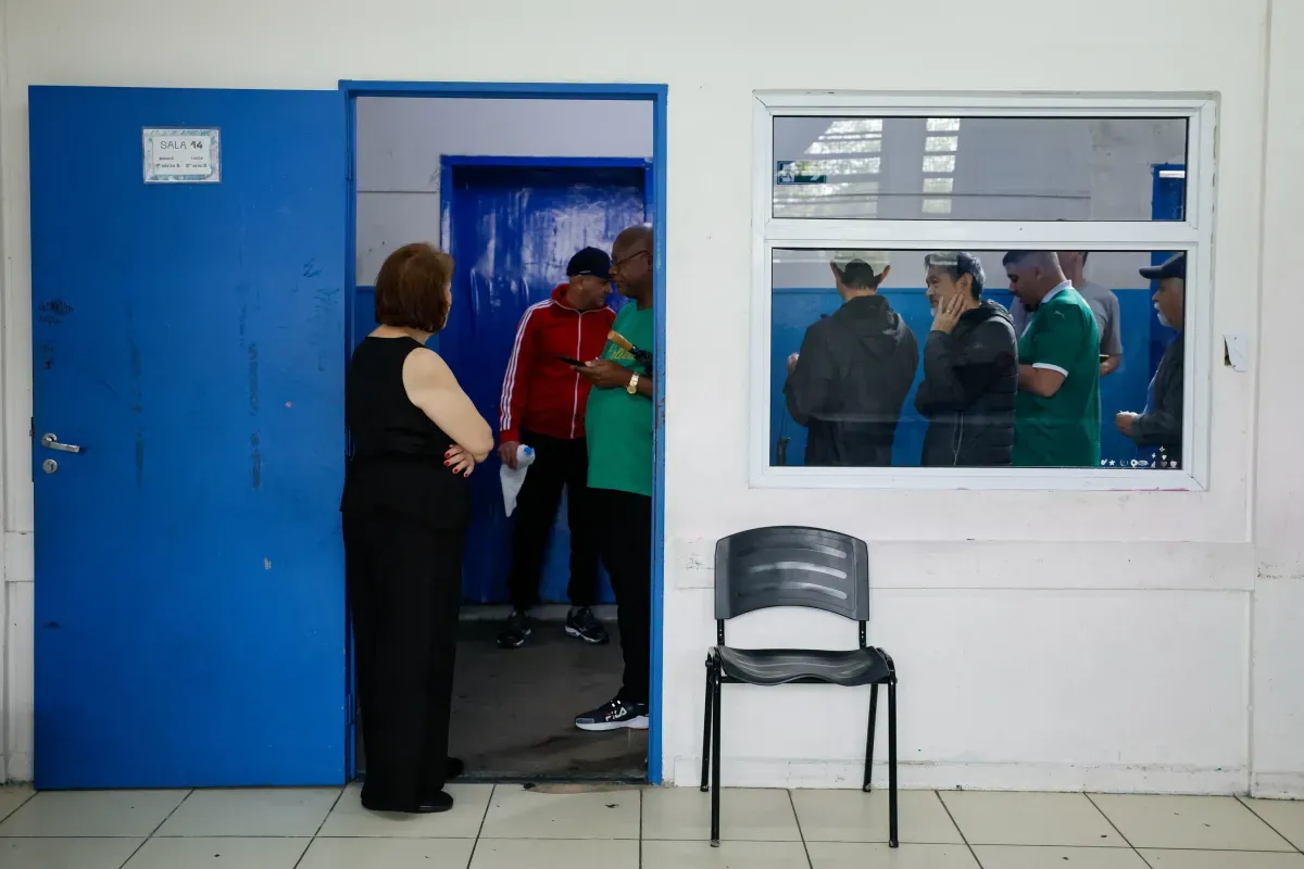 И в Бразилия гласуват: Лула се изправя срещу сина на Болсонаро