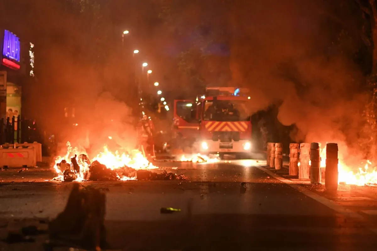 Над 1300 задържани и десетки ранени полицаи след новата вълна от протести във Франция