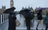 Двама загинаха при бурята „Бело“ във Великобритания