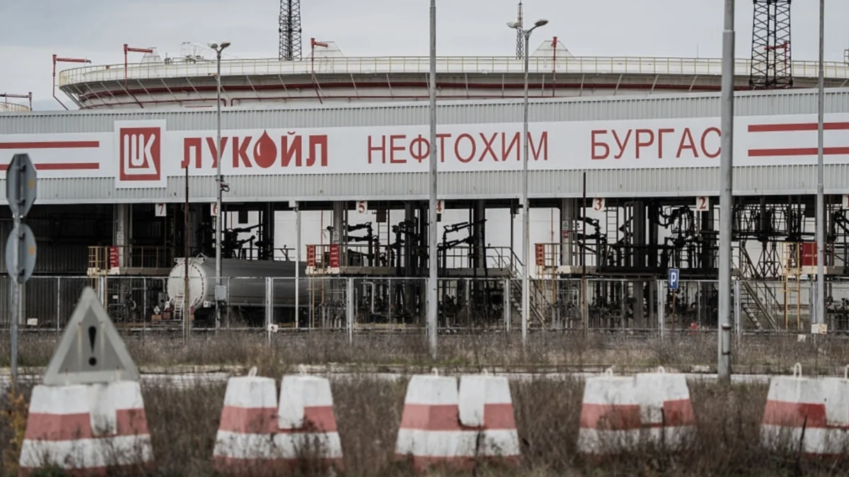 Играта на Тръмп и Путин за „Лукойл“: Ако купим руски петрол, ще ни съдят в САЩ