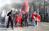 Сълзотворен газ и хвърляне на камъник: Пореден ден на масови протести в Тирана