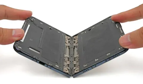 Първо разглобяване на сгъваемия iPhone. Ето каква оценка получава
