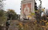 Улици, оплетени в оптични влакна, и руини: фоторепортаж от Билозерске в Донецка област