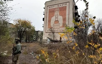 Улици, оплетени в оптични влакна, и руини: фоторепортаж от Билозерске в Донецка област