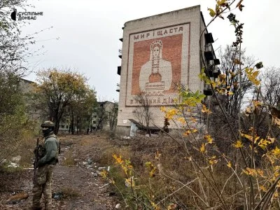 Улици, оплетени в оптични влакна, и руини: фоторепортаж от Билозерске в Донецка област