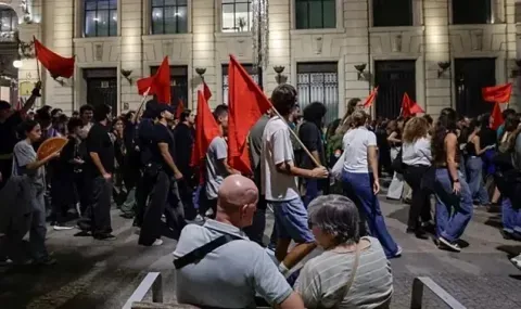 Учители блокираха центъра на Мадрид при нов протест