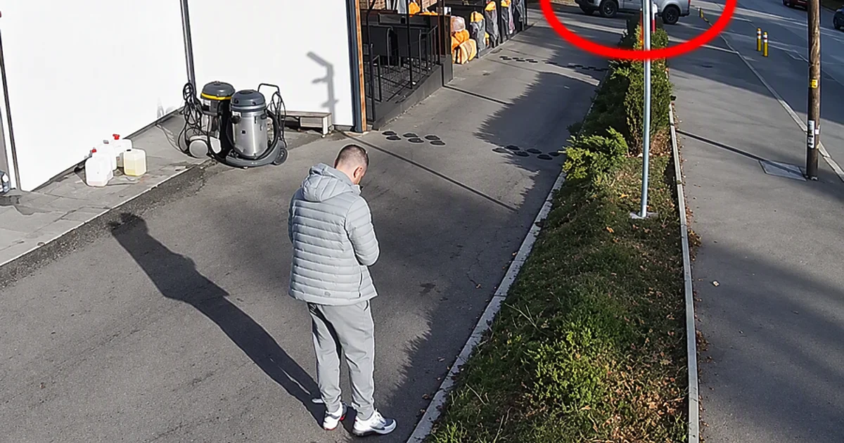 Два еднакви джипа ;Рейндж Роувър; край къщата на Слави Бинев минути преди убийството