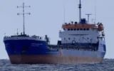 Обърнат от морски дрон товарен кораб се носи към българските води