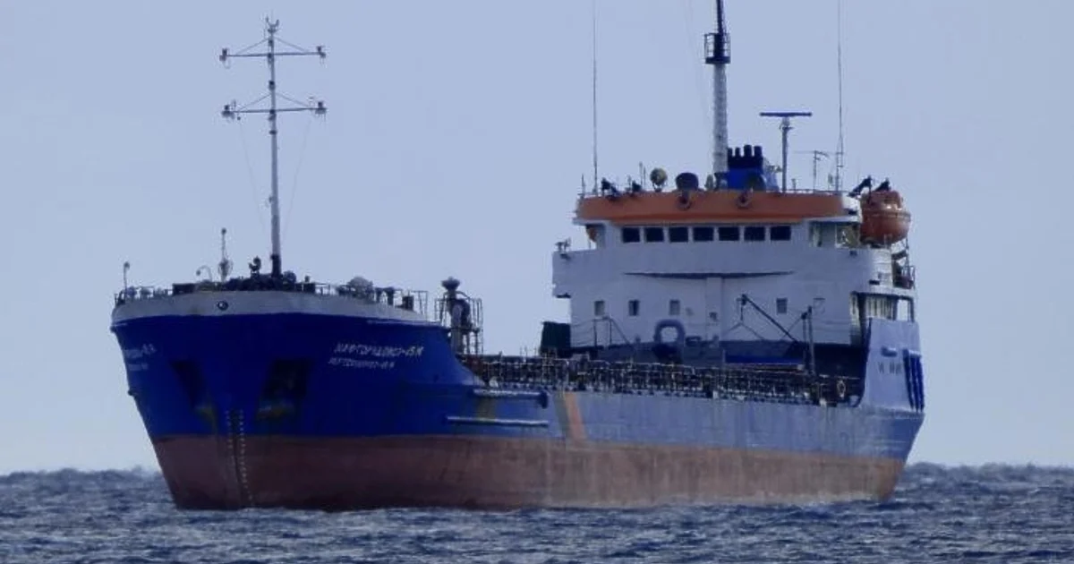 Обърнат от морски дрон товарен кораб се носи към българските води