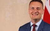 Британците купуват трескаво стоки от първа необходимост, рафтовете на магазините – празни