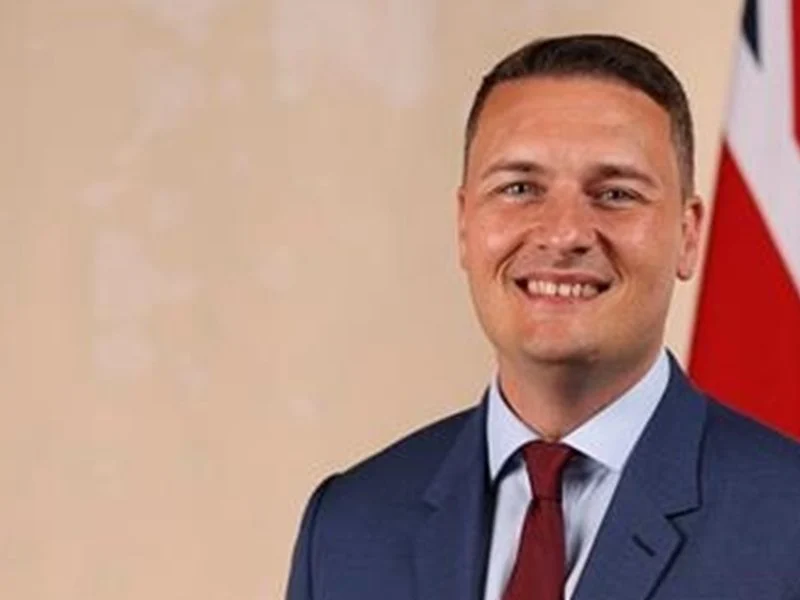 Британците купуват трескаво стоки от първа необходимост, рафтовете на магазините – празни