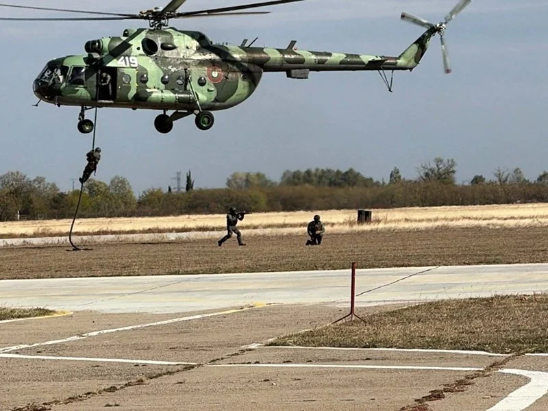 Шефът на авиобазата в Крумово: Чакаме още вертолети за помощ при бедствия (Снимки, Видео)